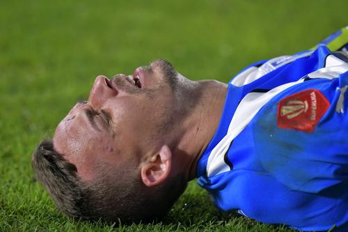 Nicușor Bancu a părăsit terenul în minutul 78 al duelului din Giulești cu Rapid, încheiat 2-2, din cauza unei accidentări la genunchi / foto: Gazeta Sporturilor
