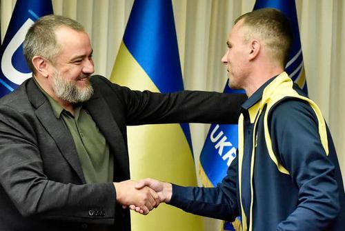 Dmitry Kubryak (dreapta) și Andrei Pavelko, președinte Federația Ucraineană de Fotbal (stânga)/ foto Facebook @Andrei Pavelko
