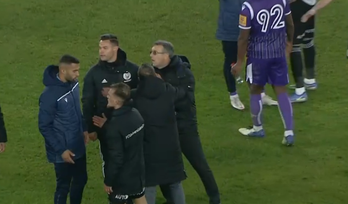 Imagini incredibile: Eugen Neagoe a sărit la Marius Croitoru pe teren! De la ce ar fi plecat scandalul
