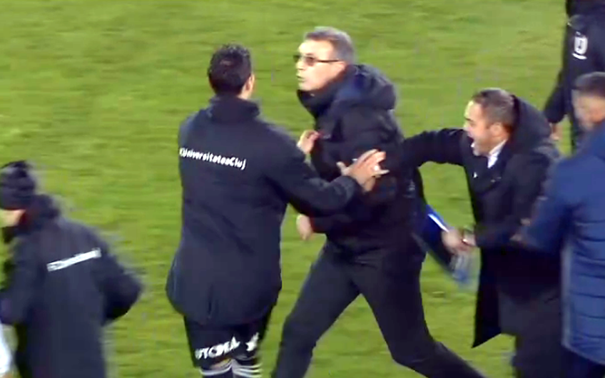 Eugen Neagoe (55 de ani) și Marius Croitoru (42) au avut ceva de împărțit la finalul meciului U Cluj - FC Argeș, scor 1-1.