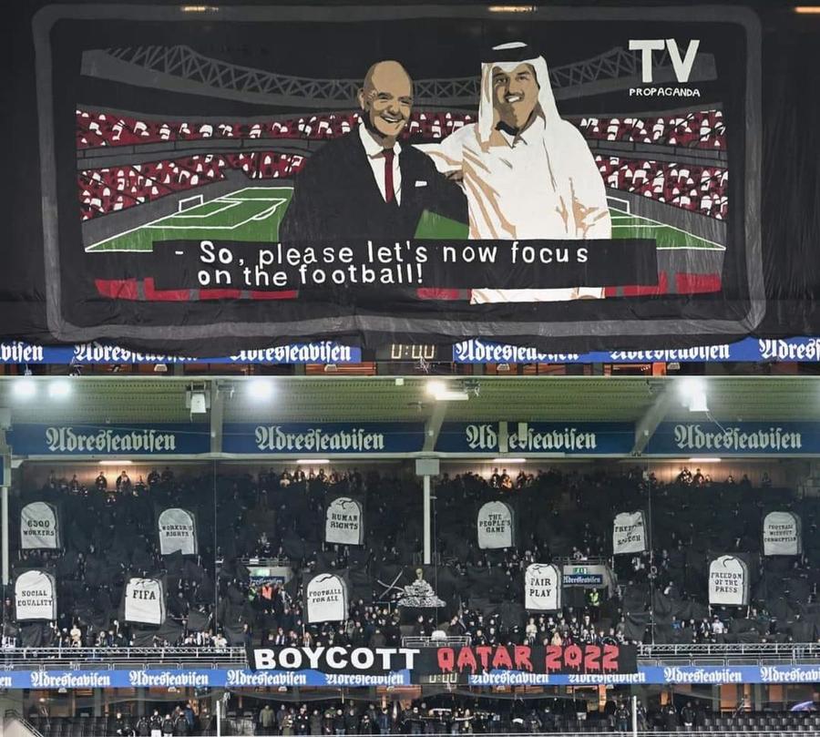 Scenografia afișată la duelul Rosenborg vs Sarpsborg / Sursă foto: Facebook@ ULTRAS-TIFO.net Scenografie de impact la un meci din Norvegia » Cum au ales fanii să protesteze împotriva Campionatului Mondial din Qatar: cruci și un mesaj fără echivoc
