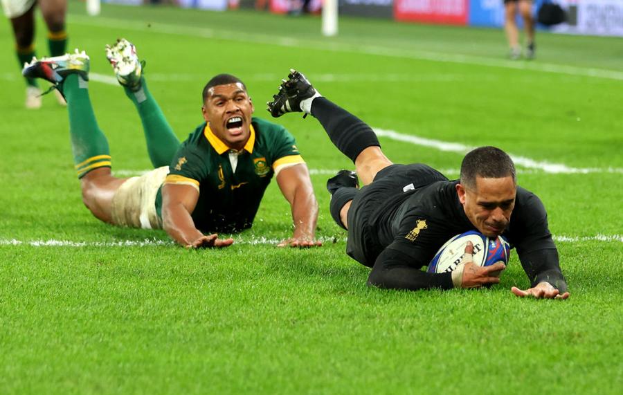 Momentul eseului lui Aaron Smith / FOTO: GettyImages Scandal imens la 17 zile după finala Cupei Mondiale » World Rugby ar fi recunoscut o greșeală decisivă de arbitraj: au uitat de modificarea regulamentului