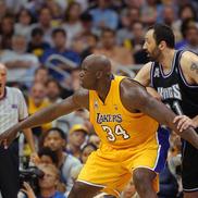 Shaq în duel cu Vlade Divac, în 2002 (foto: Imago)