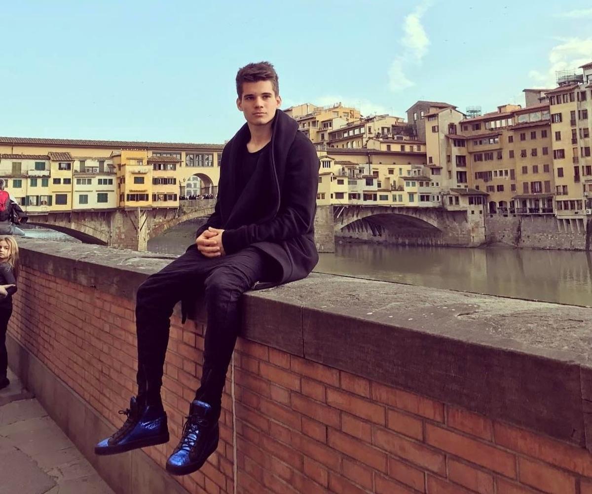 Ianis Hagi, actor sau fotbalist? » Apariția lui la Mogoșoaia a stârnit reacții împărțite: „Hai înapoi!” și „Suntem o nație de ratați!”