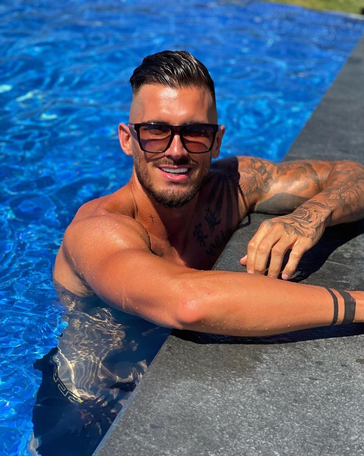 De nerecunoscut! A scris istorie în Superligă, acum trăiește luxul din Dubai » Limuzină și piscină de 5 stele între zgârie-nori