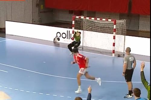 Miguel Sanchez-Migallon (28 de ani), extrema celor de la Benfica, și Joel Birlehm (26 de ani), portarul lui Rhein-Neckar Lowen, au fost protagoniștii unui moment amuzant în disputa din EHF European League la handbal masculin.