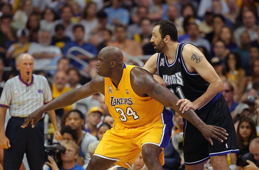Shaq în duel cu Vlade Divac, în 2002 (foto: Imago)