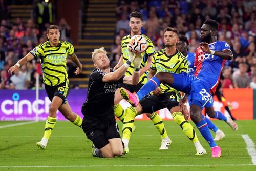 Aaron Ramsdale (25 de ani), portarul lui Arsenal, a spus că internacționează cu fanii în timpul meciurilor pentru că nu se poate concentra pe durata unei partide întregi. foto: Imago Images