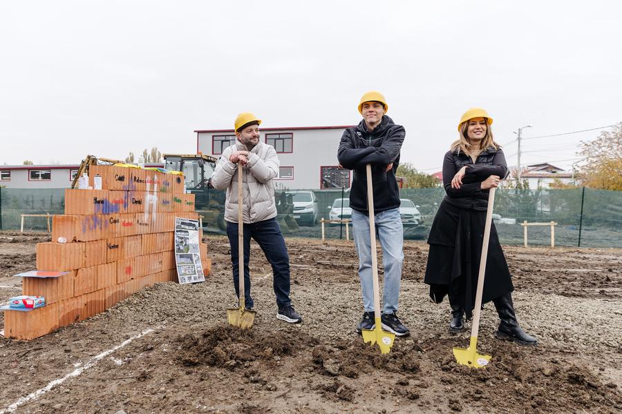 David Popovici alături de Amalia Enache și Mihai Morar David Popovici a pus prima cărămidă la casa celor 11 copii pentru care și-a donat echipamentul de la Paris