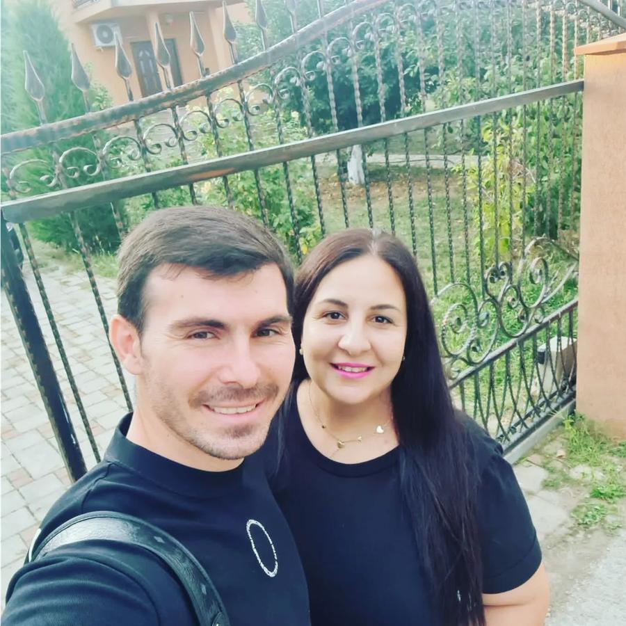 Florin Niță, alături de soția sa, Laura Ultimul tren pentru Florin Niță: „Un an mai joc acolo, apoi, cu Dumnezeu înainte” » Se înclină în fața unui zeu al fotbalului: „E un fenomen!”