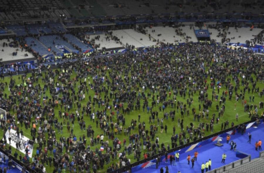 Gazonul de pe Stade France a fost invadat de fanii speriați de teroriștii in Paris / Foto: Daniel Scorpie (GSp.ro) Amintiri din Parisul ucis de arme