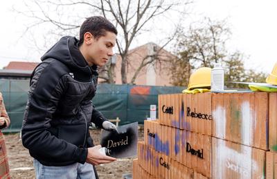 David Popovici a pus prima cărămidă la casa celor 11 copii pentru care și-a donat echipamentul de la Paris