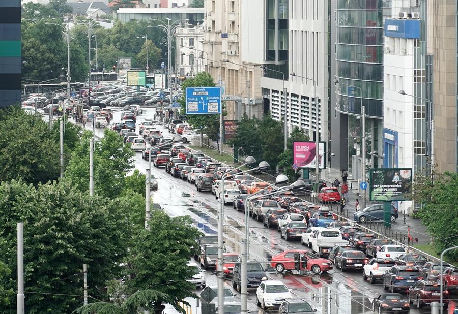 Trafic intens în București. Foto: Libertatea Gigi Nețoiu are 500 de vaci Angus, vrea tramvaie suspendate prin București și se compară cu Vladimir Putin: „Hai să vedem ce-a făcut fiecare”