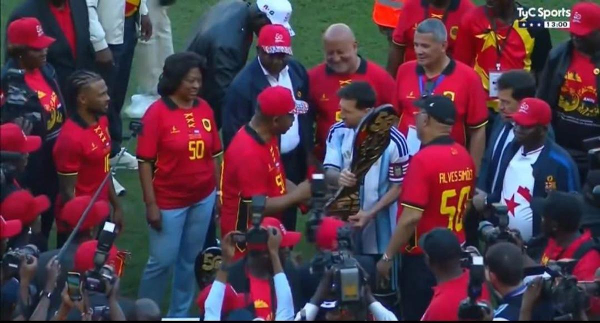 Fast exagerat și proteste la sosirea lui Messi în Angola » Președintele țării a pătruns pe gazon la startul meciului: ce cadou i-a oferit lui Lionel