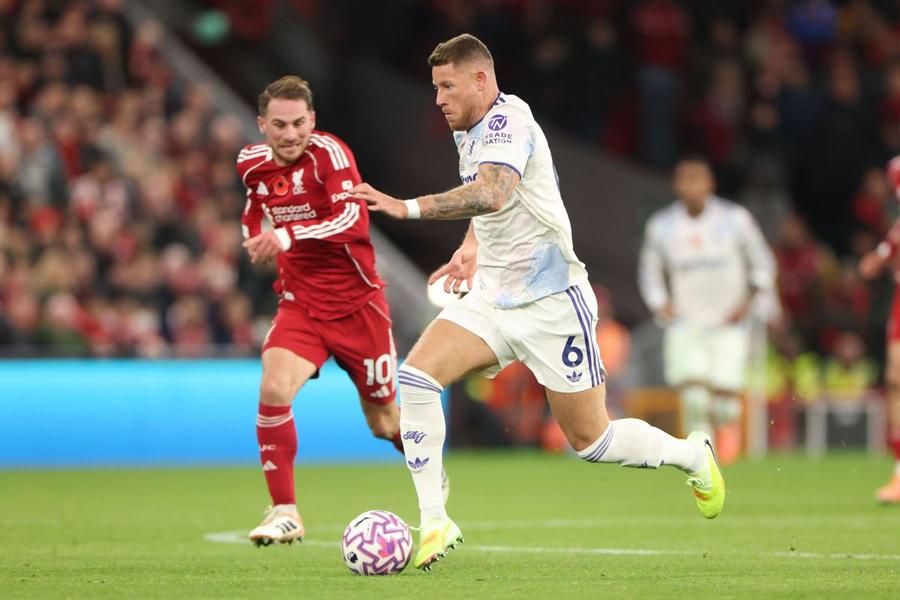 Ross Barkley (în duel cu Alexis Mac Allister) a jucat o jumătate de oră la Aston Villa în eșecul (0-2) cu Liverpool pe Anfield / Foto: Imago Un internațional englez a recunoscut problemele avute cu alcoolul: „Am făcut terapie și nu mai beau din vară!”