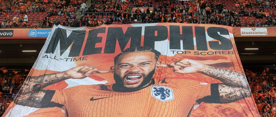 Scenografie dedicată de fani la meciul în care Memphis Depay a devenit cel mai bun marcator din istoria naționalei batave. Are acum 54 de goluri în 106 selecții / Foto: Imago Ultimatum primit de Memphis Depay: „Ori te muți, ori pleci!” » Golgheterul olandez își poate falimenta clubul