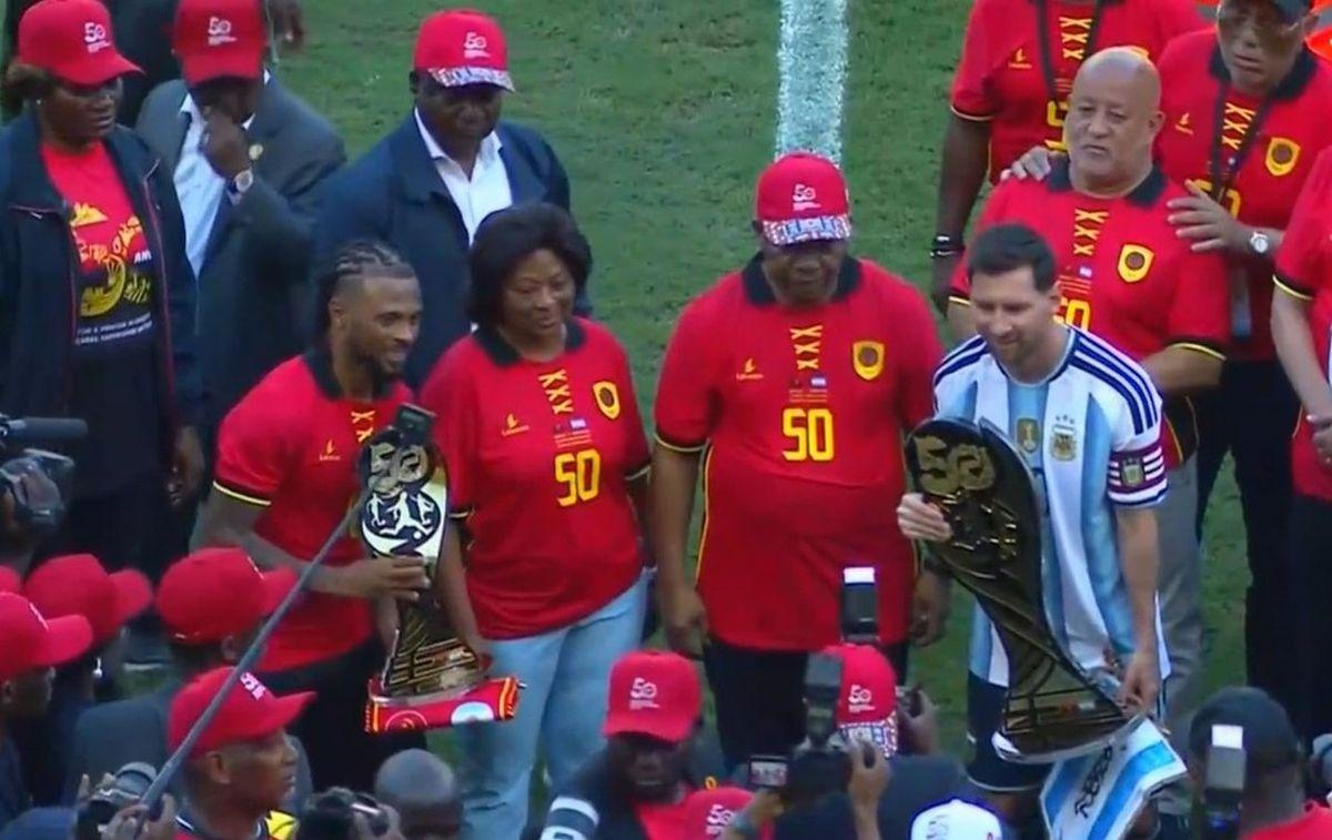 Fast exagerat și proteste la sosirea lui Messi în Angola » Președintele țării a pătruns pe gazon la startul meciului: ce cadou i-a oferit lui Lionel