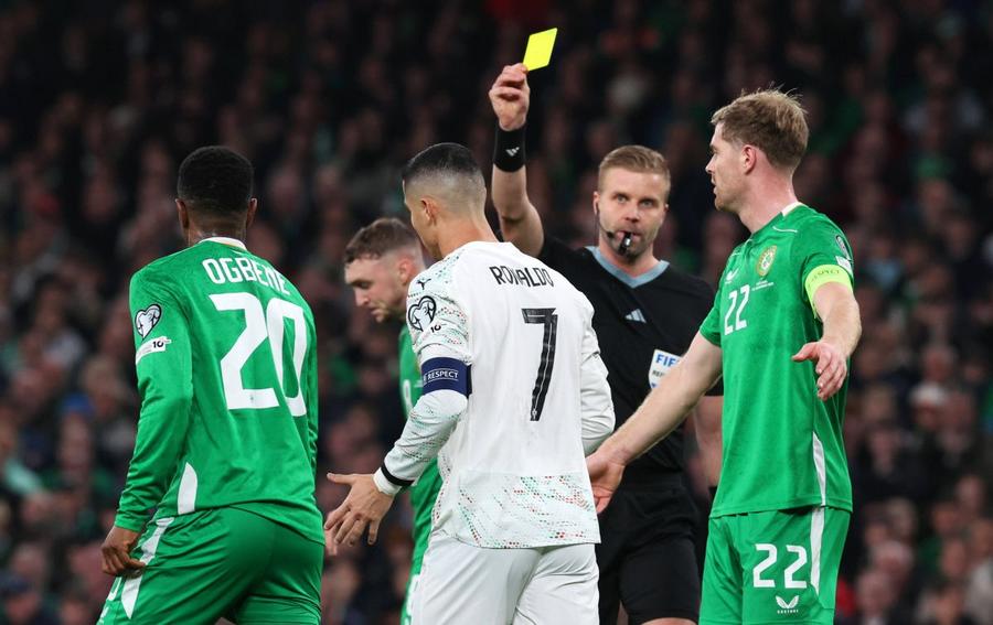 Cristiano Ronaldo a primit inițial „galben”, dar după analiza VAR, arbitrul i-a arătat cartonașul roșu / Foto: Imago Primul meci la CM 2026 al lui Cristiano Ronaldo ar putea fi și ultimul pentru el la Mondiale!