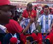 Fast exagerat și proteste la sosirea lui Messi în Angola » Președintele țării a pătruns pe gazon la startul meciului: ce cadou i-a oferit lui Lionel
