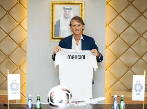 Roberto Mancini prezintă tricoul lui Al-Sadd având pe spatele numele noului antrenor al echipei din Qatar / Foto: Imago