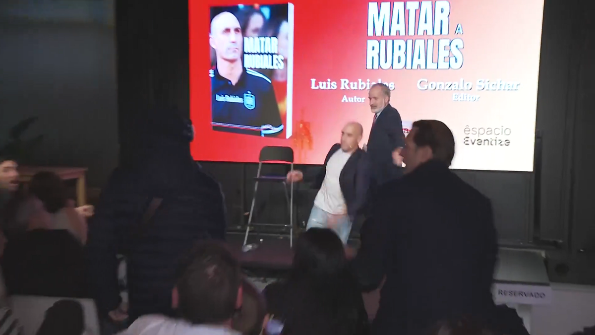 Imagini halucinante! Luis Rubiales, atacat cu ouă de propriul unchi la lansarea cărții