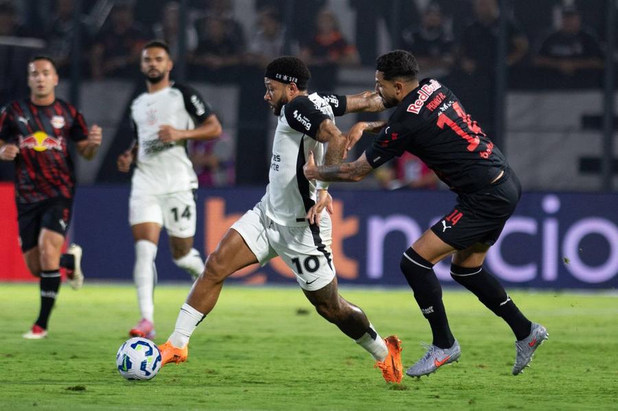 Memphis Depay, într-un meci din această lună jucat pentru Corinthians cu Red Bull Bragantino / Foto: Imago Ultimatum primit de Memphis Depay: „Ori te muți, ori pleci!” » Golgheterul olandez își poate falimenta clubul