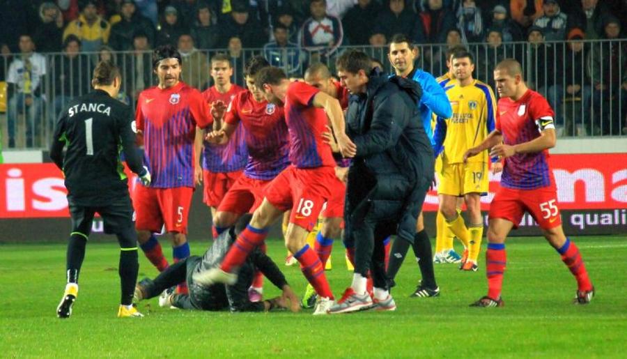 Momentul când jucătorii Stelei îl pun la pământ pe atacatorul lui Galamaz din meciul cu Petrolul de la Ploiești, din 2011. Foto: arhiva GSP A câștigat titlul în Liga 1 și ne avertizează din Sarajevo: „El ne poate rezolva meciul cu România” + Amintiri dureroase din război: „Cada se umpluse de sânge”