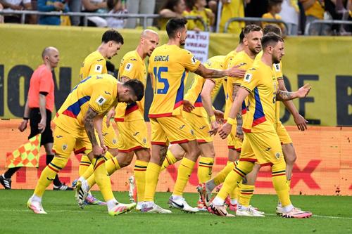 Impresarul Ioan Becali susține că există doi fotbaliști în naționala României fără de care Mircea Lucescu (80 de ani) nu vede primul „11”.