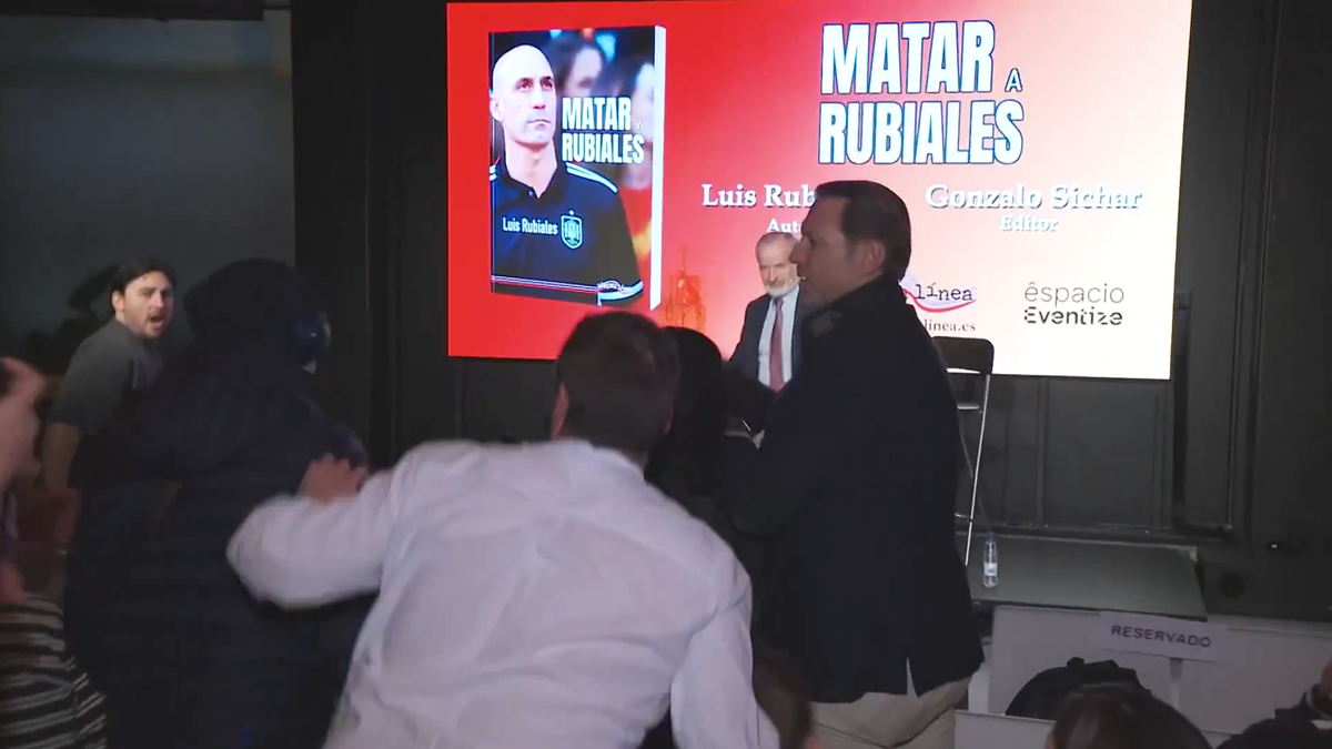 Imagini halucinante! Luis Rubiales, atacat cu ouă de propriul unchi la lansarea cărții