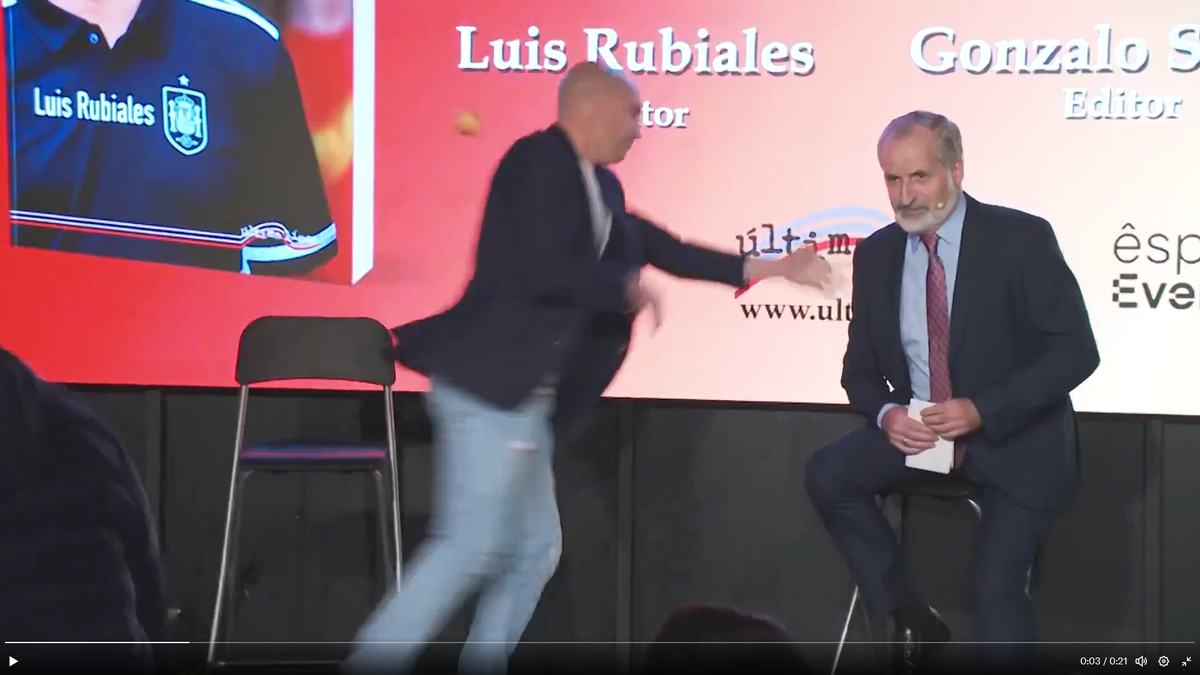 Imagini halucinante! Luis Rubiales, atacat cu ouă de propriul unchi la lansarea cărții