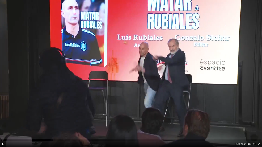 Luis Rubiales, atacat de un membru al familie la lansarea cărții/ foto: X