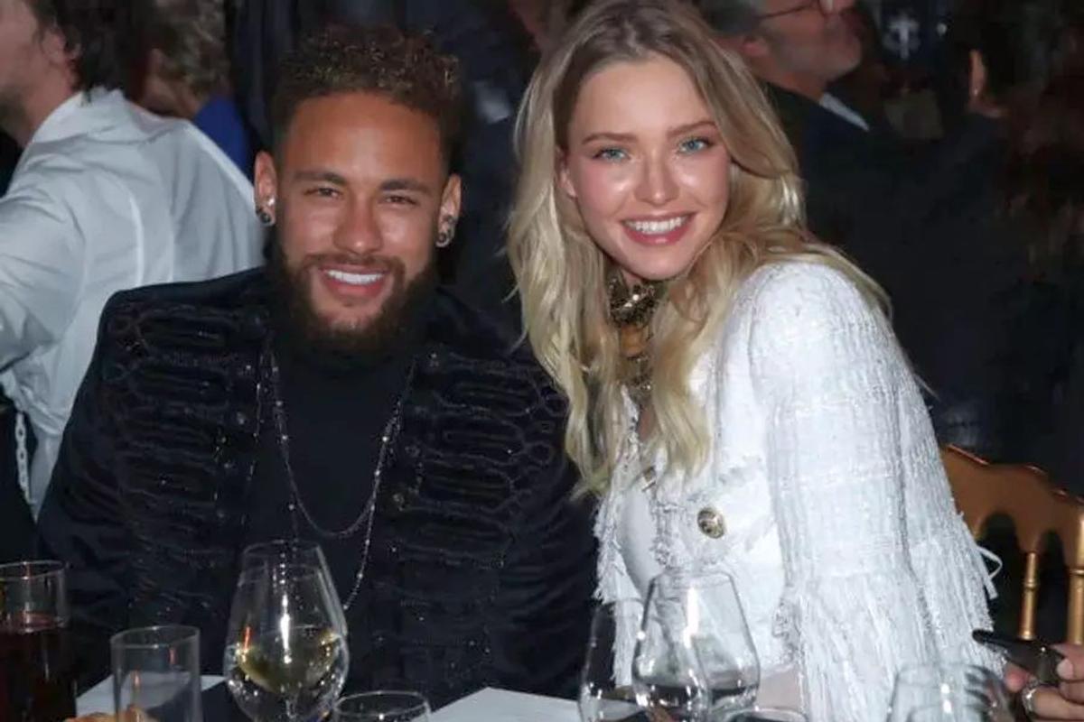 FOTO Neymar, o nouă cucerire?! Brazilianul s-a afișat cu un model rus la o gală din Paris