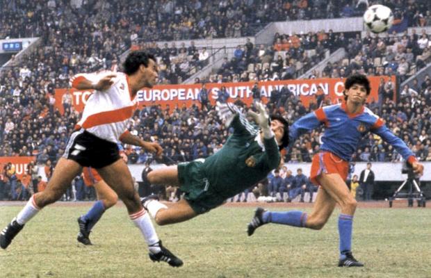 RETRO GSP » 34 de ani de la un „trofeu furat” Stelei, în faţa a peste 60.000 de spectatori! De ce meciul n-a fost live la TV