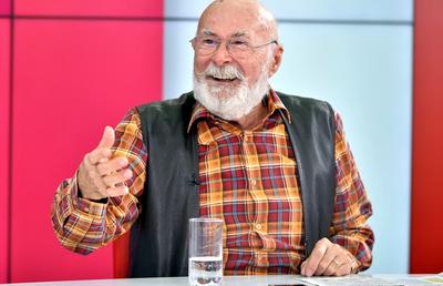 EXCLUSIV Poveste genială din cantonamentul Craiovei: „Antrenorul îi punea pe jucători să fugă pe mese, fără să atingă furculițele!”