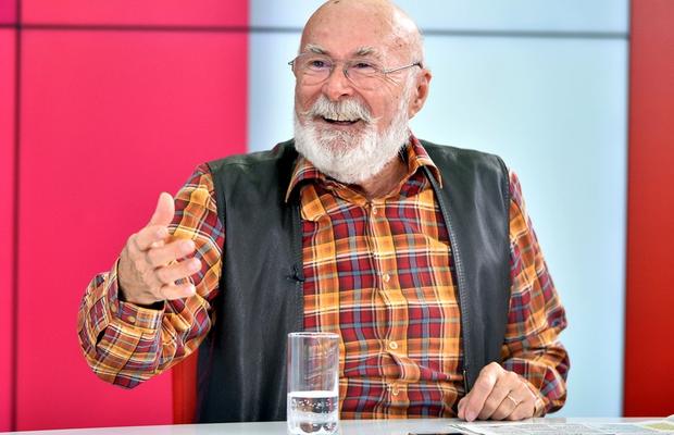 EXCLUSIV Poveste genială din cantonamentul Craiovei: „Antrenorul îi punea pe jucători să fugă pe mese, fără să atingă furculițele!”