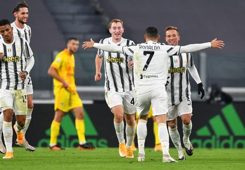 Brazilianul Arthur Melo (24 de ani) i-a comparat pe Leo Messi (33 de ani) și Cristiano Ronaldo (35 de ani) .