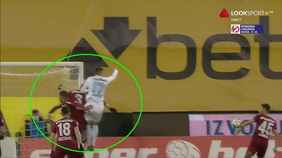 Iulian Cristea îl doboară pe Andrei Burcă / FOTO: Captură @Look Sport+ Ion Crăciunescu spune că FCSB nu ar fi meritat penalty la hențul lui Camora » Explicația fostului arbitru: „E fault în atac”