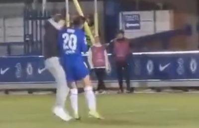 Incidentul „Martinovic” în varianta feminină: jucătoarea lui Chelsea a pus la pământ un suporter!
