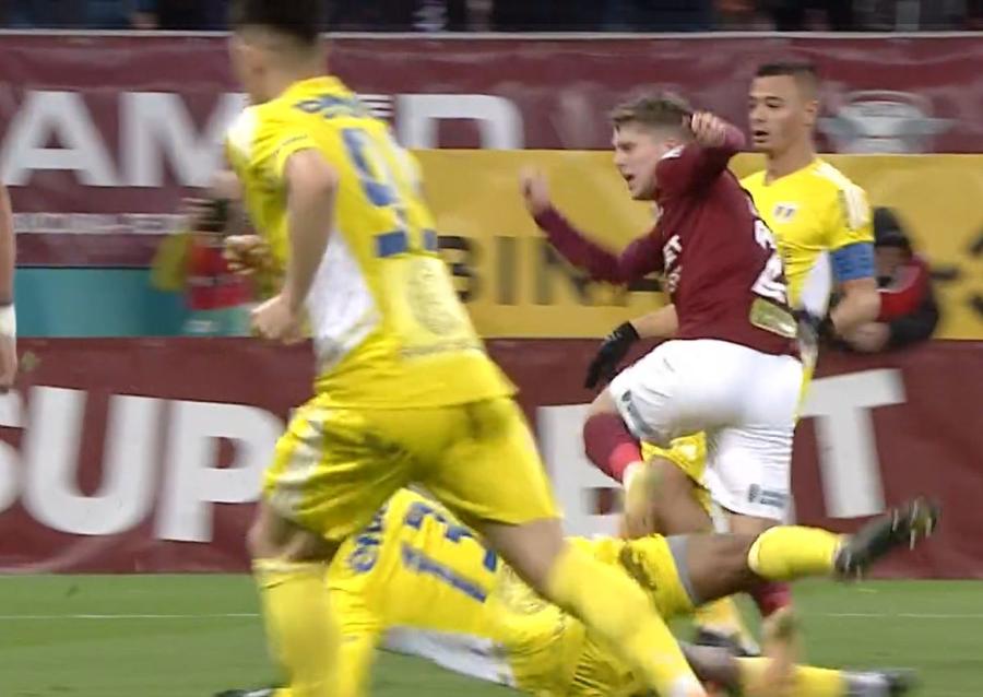 Repriză de foc pentru Colțescu » TREI penalty-uri dictate în prima repriză din Rapid - Petrolul