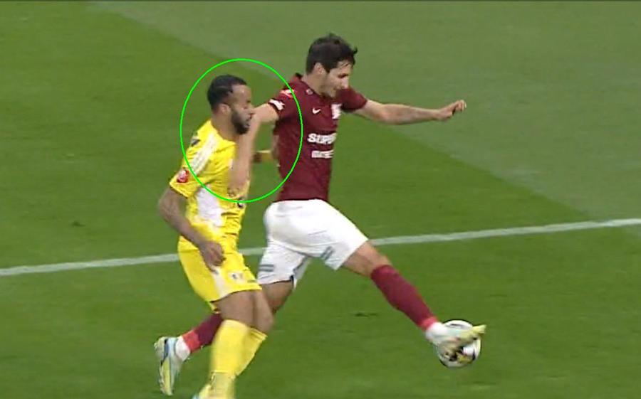 Repriză de foc pentru Colțescu » TREI penalty-uri dictate în prima repriză din Rapid - Petrolul