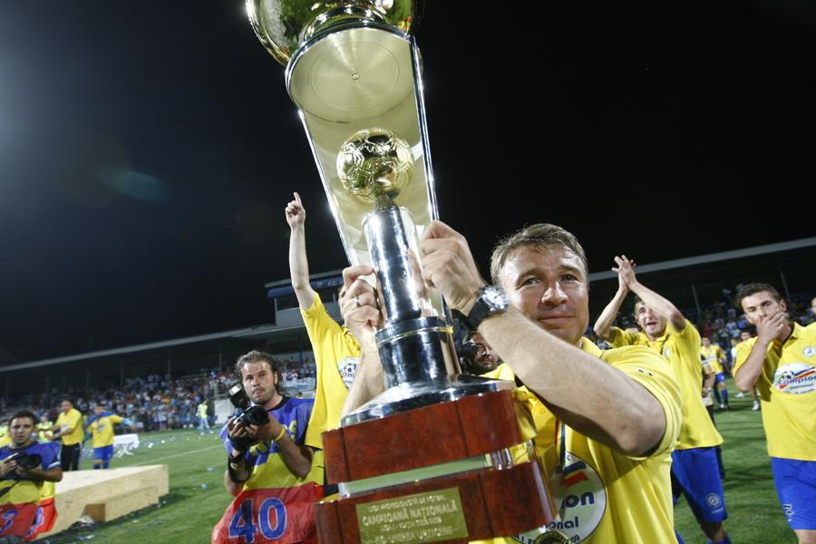 Situație jenantă la FCSB - CFR Cluj » Dan Petrescu are trofee câte meciuri au Pintilii și Strizu la un loc!