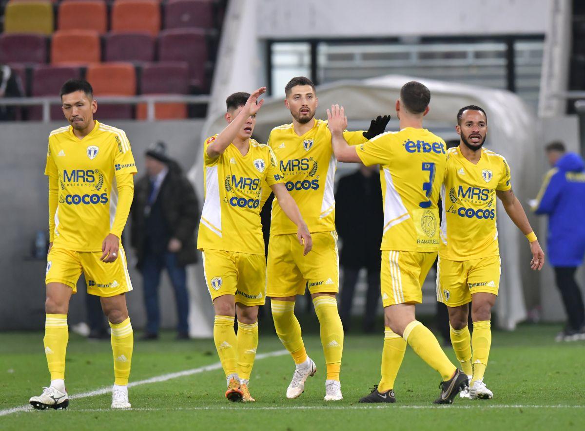 Repriză de foc pentru Colțescu » TREI penalty-uri dictate în prima repriză din Rapid - Petrolul