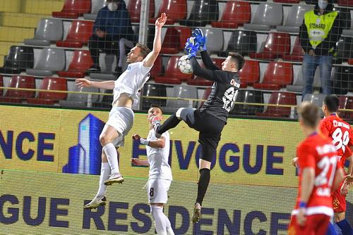 Andrei Vlad (în duel cu Debeljuh) le-a făcut multe cadouri ardelenilor FOTO Răzvan Păsărică / sportpictures.eu