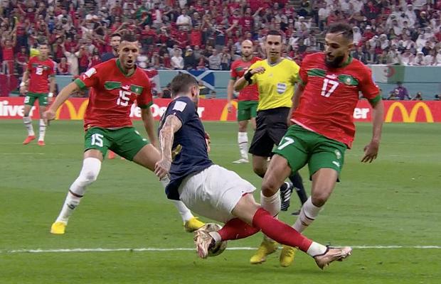 Eroare uriașă în Franța - Maroc: fault în atac în loc de penalty » VAR nu a intervenit: „Bizar! E penalty clar!”