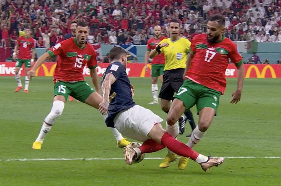 Franța - Maroc | Marocanii au cerut lovitură de pedeapsă în minutul 27, la 0-1, la o fază la care Sofiane Boufal a văzut cartonașul galben pentru fault în atac. Federația Marocană de Fotbal a depus plângere la FIFA împotriva arbitrajului de la meciul contra Franței » Ce reclamă africanii