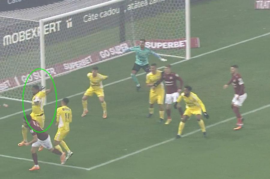Repriză de foc pentru Colțescu » TREI penalty-uri dictate în prima repriză din Rapid - Petrolul