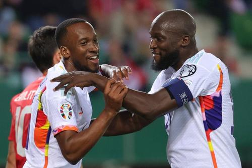 Lukebakio (stânga) și Lukaku, la Austria - Belgia 2-3, în preliminariile CE 2023 Foto: Imago