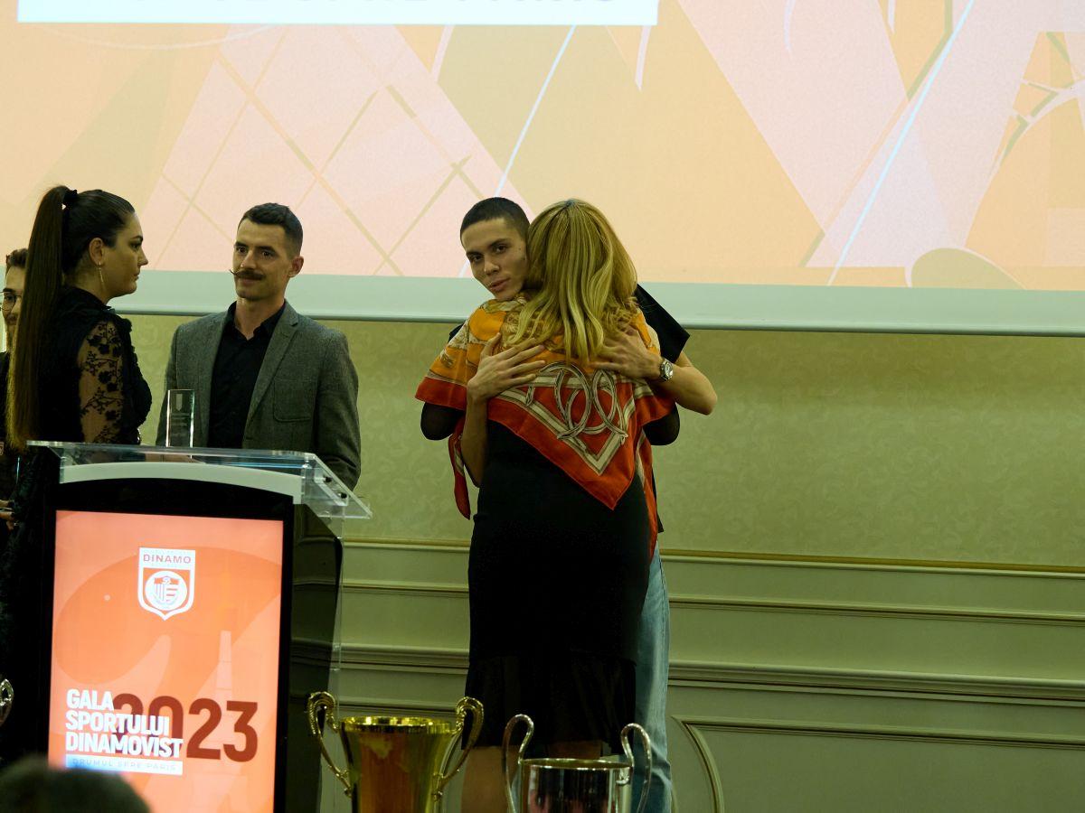 Dinamo și-a premiat sportivii de elită » Imagini spectaculoase de la gala finalului de an + ce au spus Lipă, Covaliu și Lupescu