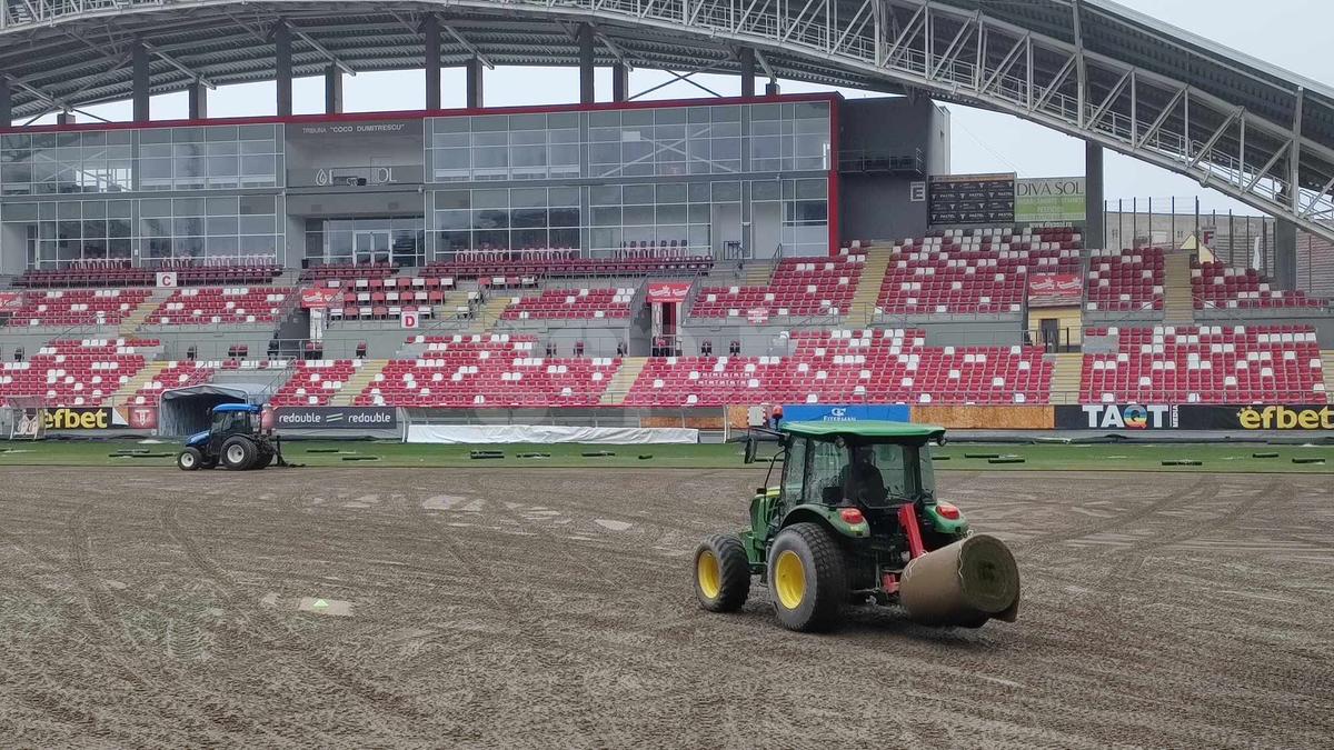 Se montează gazonul pe stadionul din Arad