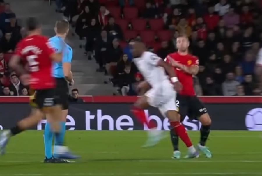 Momentul când Lukebakio (în alb) a fost lovit de Nastasic la genunchiul drept după 30 de minute la Mallorca - Sevilla 1-0 Spaimă la naționala Belgiei! Un jucător important s-a accidentat și ar putea rata duelul cu România de la Euro 2024